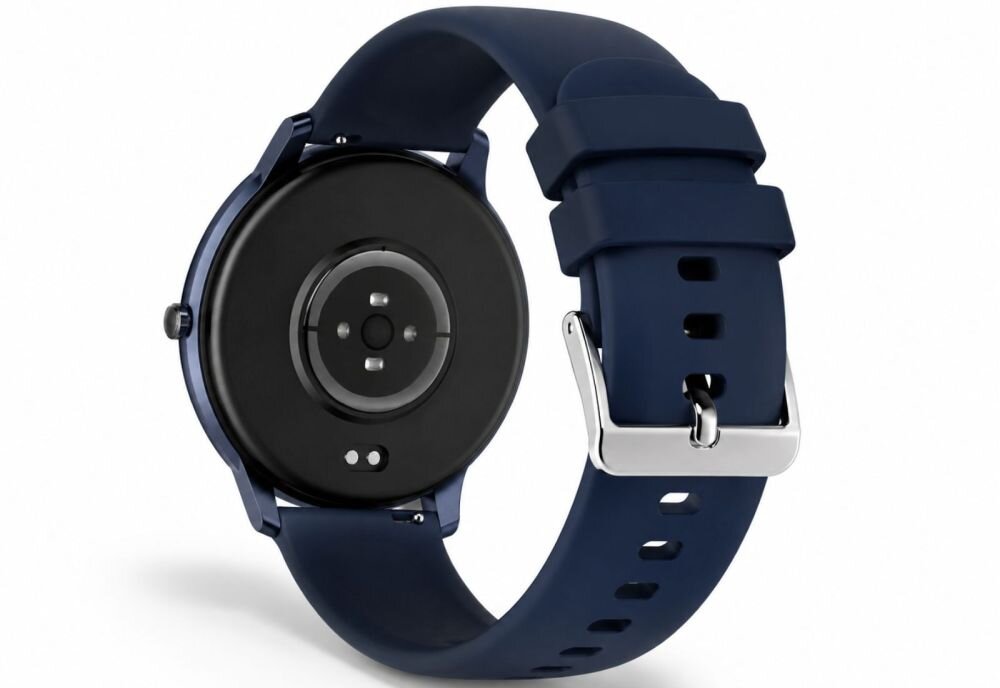 Smartwatch z okrągłą kopertą i niebieskim paskiem, widoczny od strony czujników. Pasek posiada metalową klamrę i kilka otworów do regulacji.