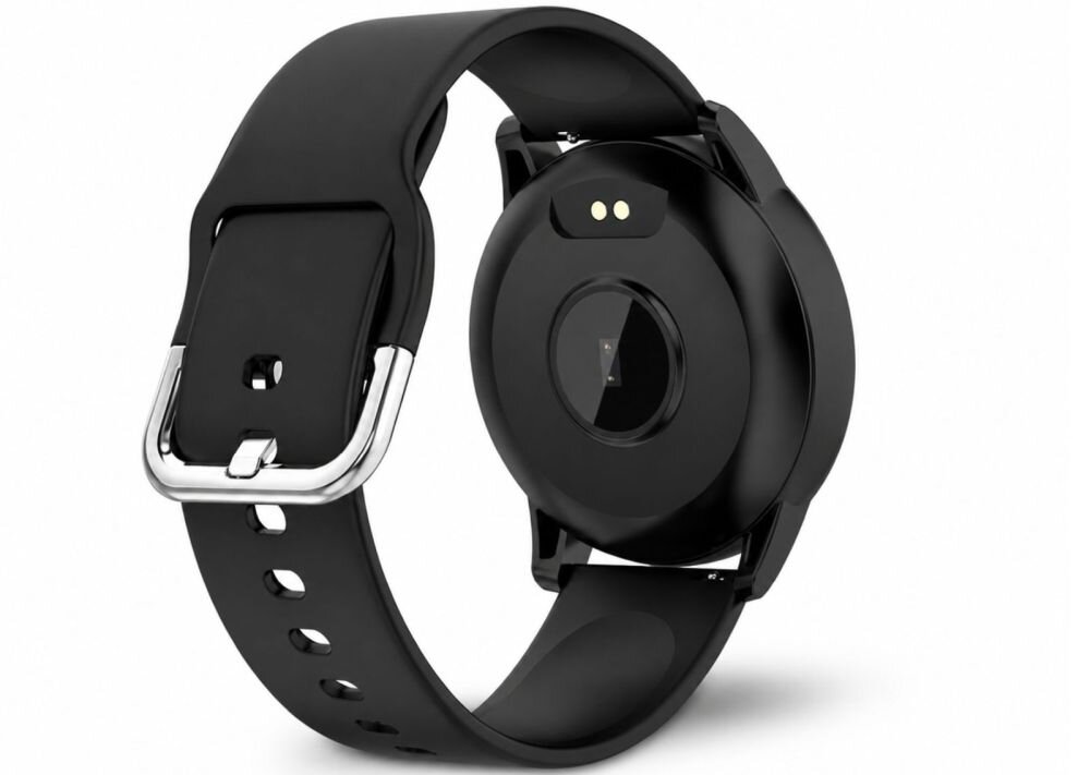 Czarny smartwatch z okrągłą tarczą i silikonowym paskiem, widoczny od strony zapięcia. Na spodzie koperty znajdują się dwa metalowe styki i czujnik.