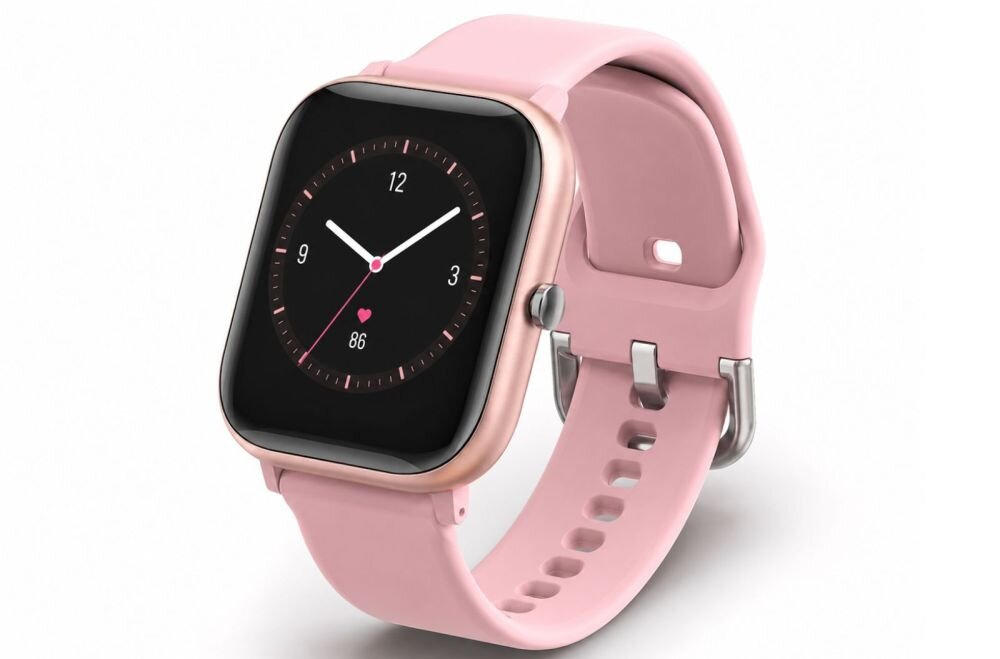 Różowy smartwatch z prostokątnym wyświetlaczem, na którym widoczna jest tarcza zegara z białymi wskazówkami i cyframi. Pasek zegarka jest również różowy z metalowym zapięciem.