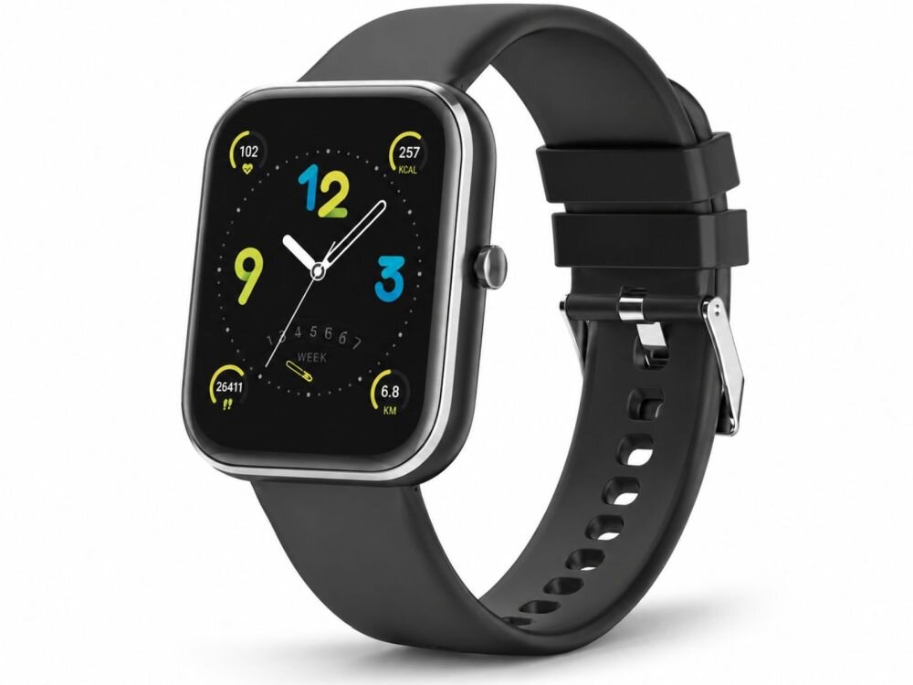 Czarny smartwatch z prostokątnym wyświetlaczem, na którym widoczny jest kolorowy zegar z cyframi 12, 9 i 3 oraz różnymi wskaźnikami, takimi jak kroki i kalorie. Pasek zegarka jest czarny z metalowym zapięciem.