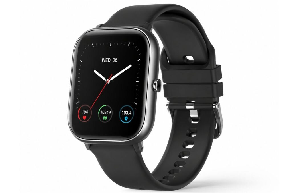Czarny smartwatch z prostokątnym wyświetlaczem, na którym widoczna jest tarcza zegara z datą \'WED 06\' oraz trzema wskaźnikami: 104, 10349, 103.4. Pasek zegarka jest wykonany z tworzywa sztucznego i posiada metalową klamrę.