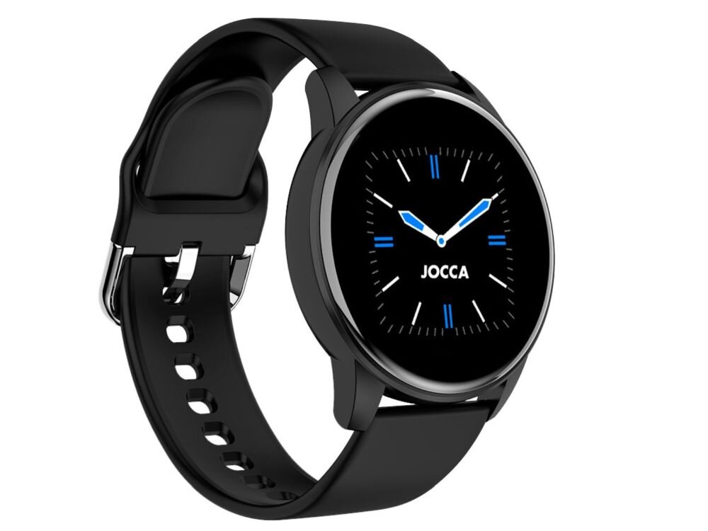 Czarny smartwatch z okrągłą tarczą, na której widoczne są niebieskie wskazówki i indeksy godzinowe. Na tarczy znajduje się napis \'JOCCA\'.