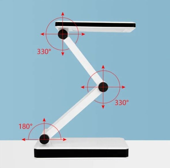 Biała, składana lampka biurkowa z trzema przegubami, oznaczonymi kątami obrotu: 330° i 180°. Tło jest niebieskie, a lampka stoi na białej powierzchni.