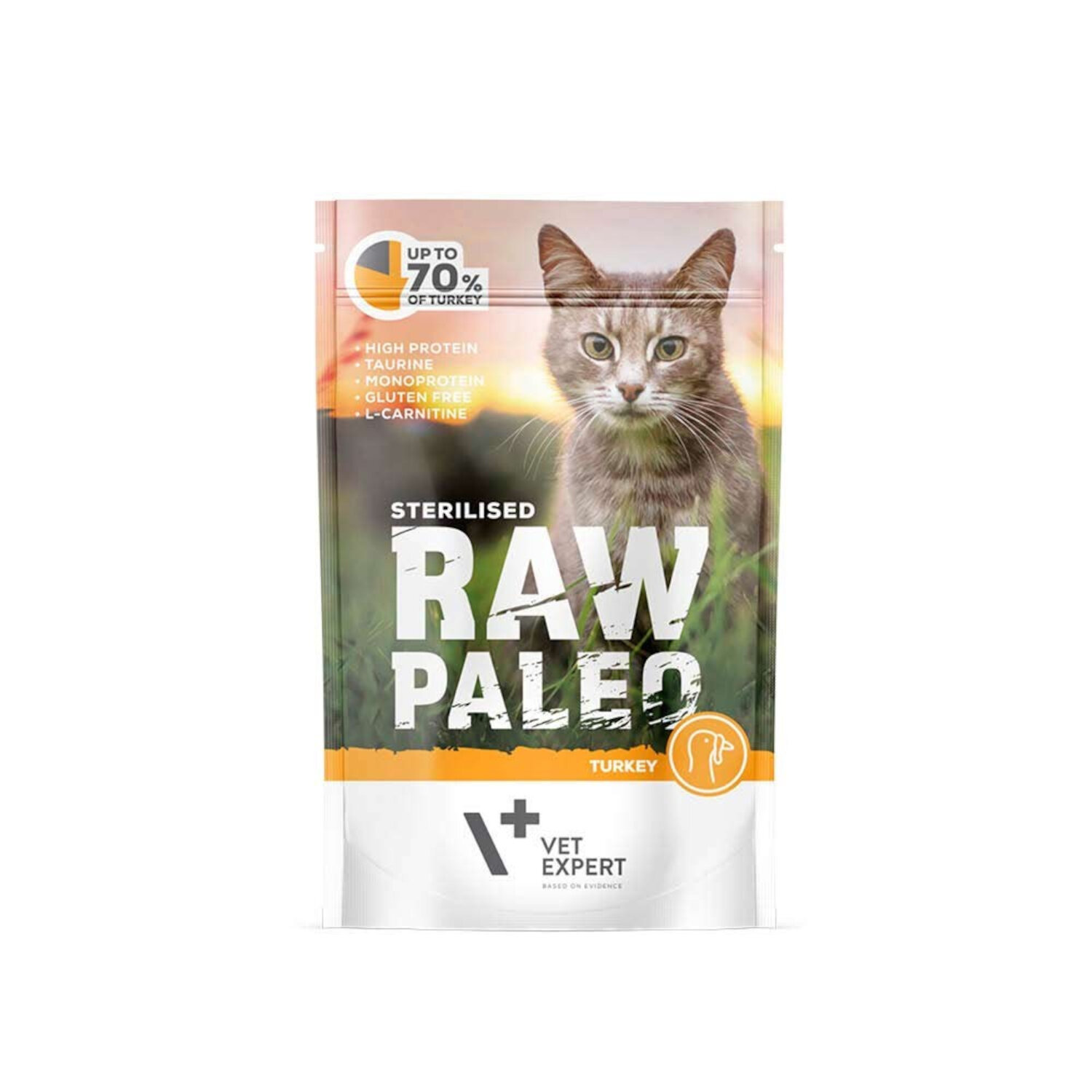 Opakowanie mokrej karmy dla kotów z wizerunkiem kota i napisem \'STERILISED RAW PALEO TURKEY\'. Widoczne logo \'VET EXPERT\' oraz informacje o składnikach, takich jak \'UP TO 70% OF TURKEY\', \'HIGH PROTEIN\', \'TAURINE\', \'MONOPROTEIN\', \'GLUTEN FREE\', \'L-CARNITINE\'.