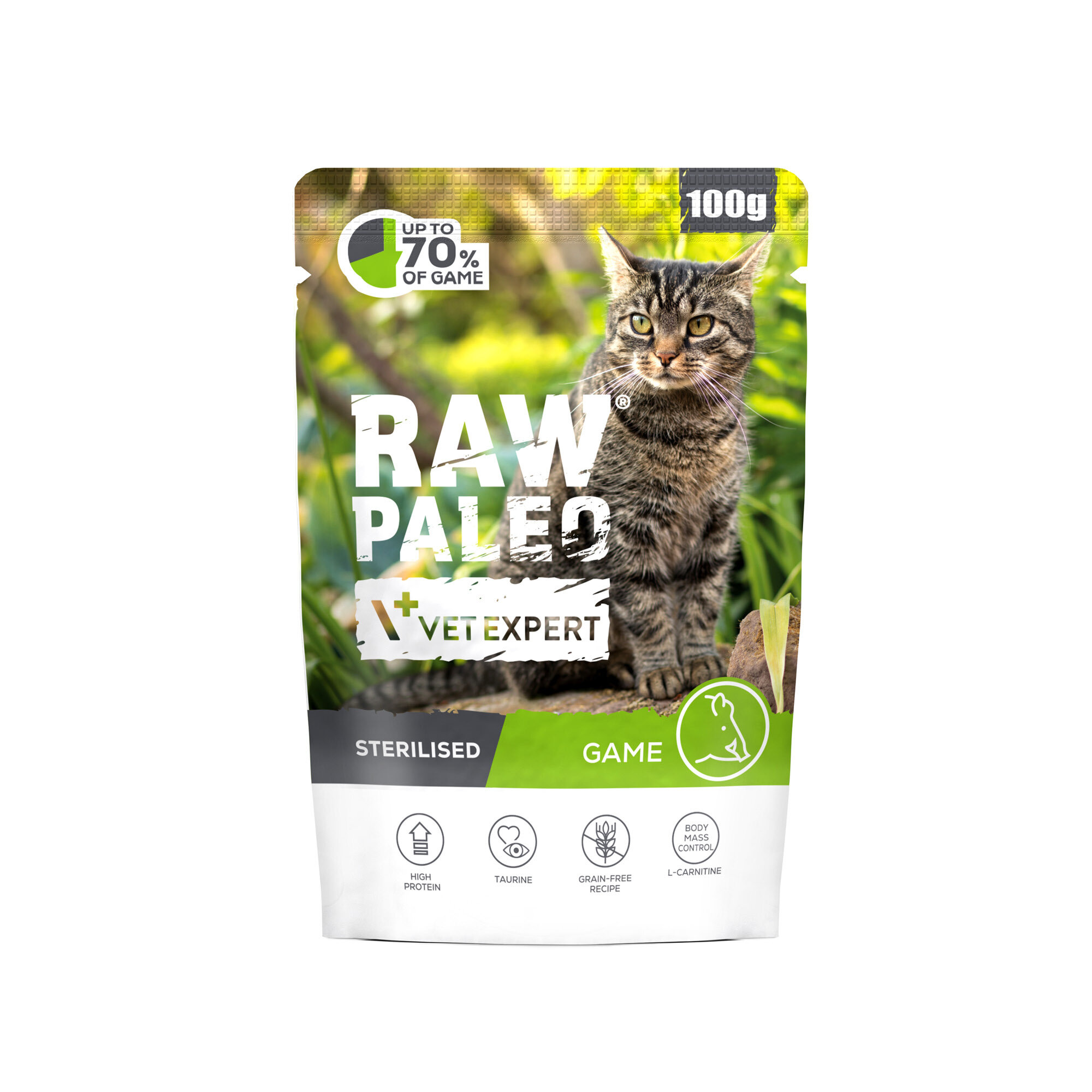 Opakowanie mokrej karmy dla kotów z wizerunkiem kota na tle zieleni, z napisem \'RAW PALEO VETEXPERT\'. Widoczne są informacje: \'UP TO 70% OF GAME\', \'STERILISED\', \'GAME\', oraz ikony z napisami \'HIGH PROTEIN\', \'TAURINE\', \'GRAIN-FREE RECIPE\', \'BODY MASS CONTROL\', \'L-CARNITINE\'.