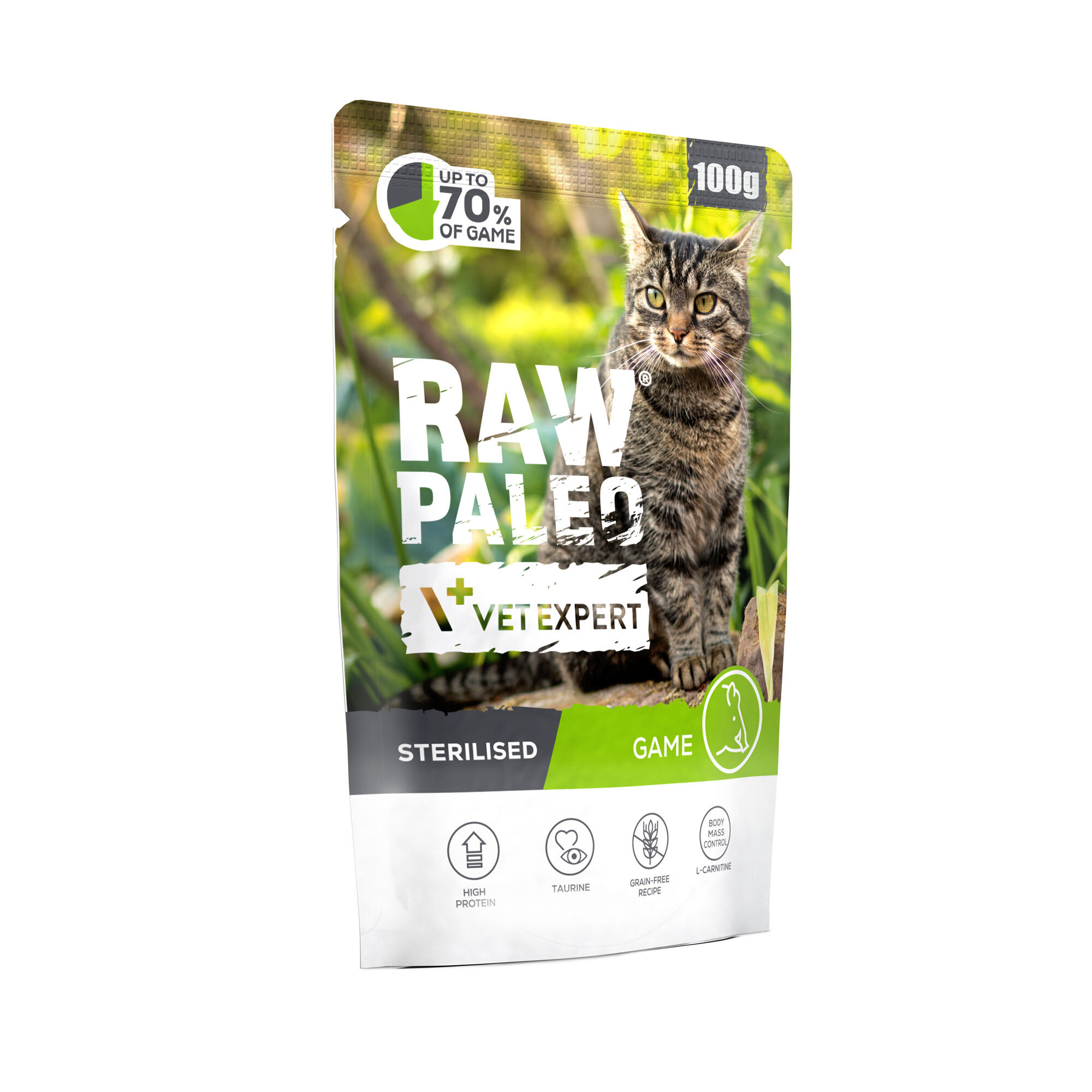Opakowanie mokrej karmy dla kotów z napisem \'RAW PALEO VETEXPERT\' oraz zdjęciem kota na tle zieleni. Na opakowaniu widnieją informacje: \'STERILISED\', \'GAME\', \'UP TO 70% OF GAME\', \'HIGH PROTEIN\', \'TAURINE\', \'GRAIN-FREE RECIPE\', \'L-CARNITINE\'.
