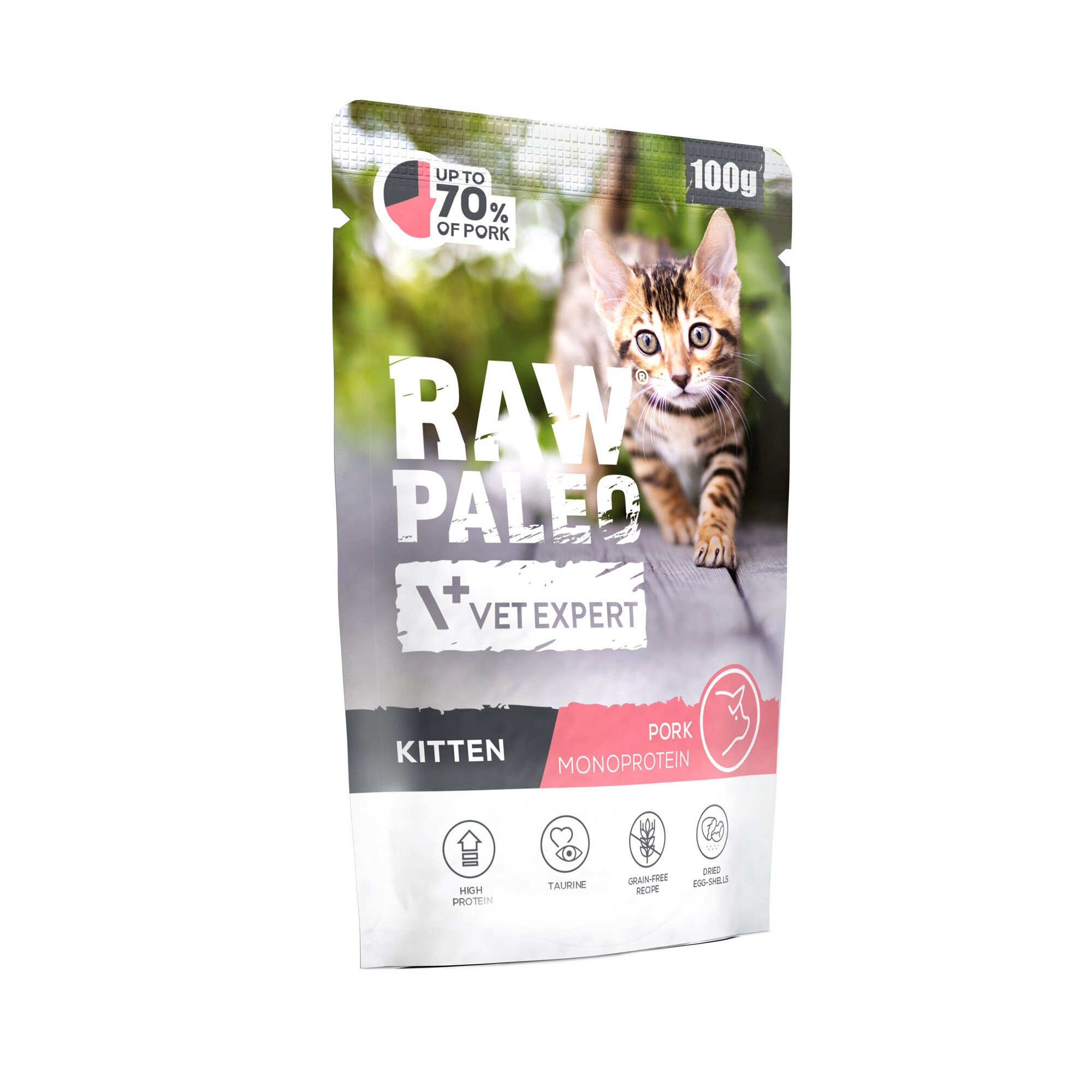 Opakowanie mokrej karmy dla kociąt z wieprzowiną o nazwie \'RAW PALEO\', z widocznym napisem \'VET EXPERT\' i grafiką kota. Na opakowaniu znajdują się informacje: \'UP TO 70% OF PORK\', \'100g\', \'KITTEN\', \'PORK MONOPROTEIN\', oraz ikony z napisami \'HIGH PROTEIN\', \'TAURINE\', \'GRAIN-FREE RECIPE\', \'DRIED EGG-SHELLS\'.