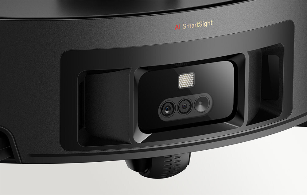Zbliżenie na przednią część robota sprzątającego z widocznymi kamerami i napisem \'AI SmartSight\'.