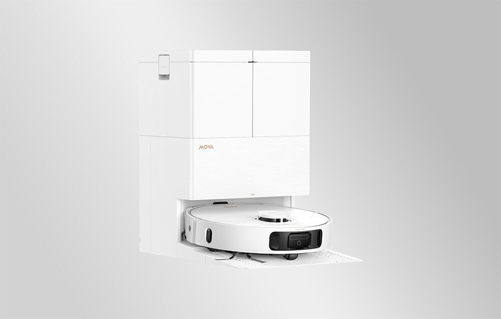 Na obrazie widoczny jest biały robot sprzątający z logo \'MOVA\' na stacji dokującej. Robot ma okrągły kształt i znajduje się na tle szarej powierzchni.