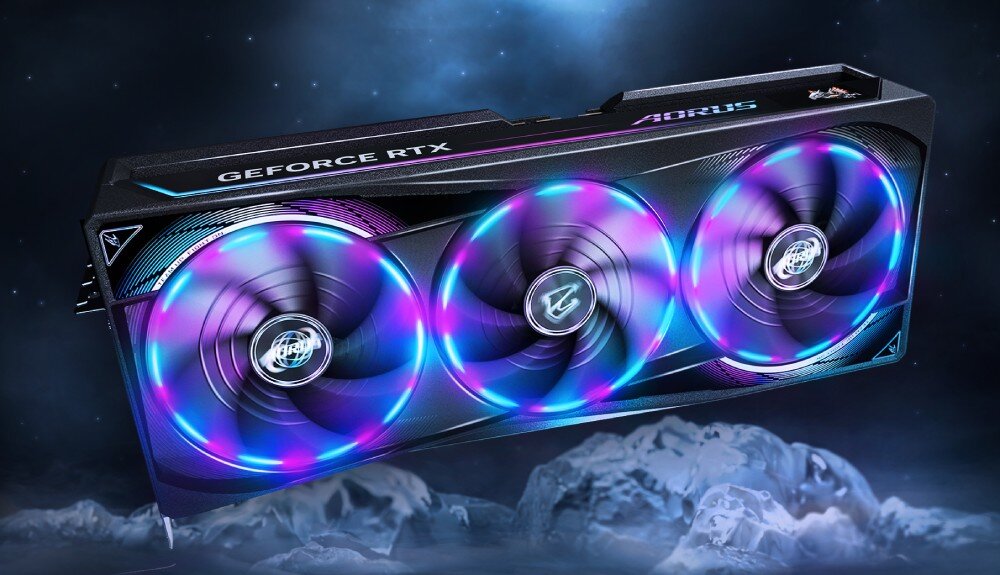 Karta graficzna z trzema wentylatorami, które świecą w kolorach niebieskim i fioletowym. Na obudowie widoczne są napisy \'GEFORCE RTX\' i \'AORUS\'.