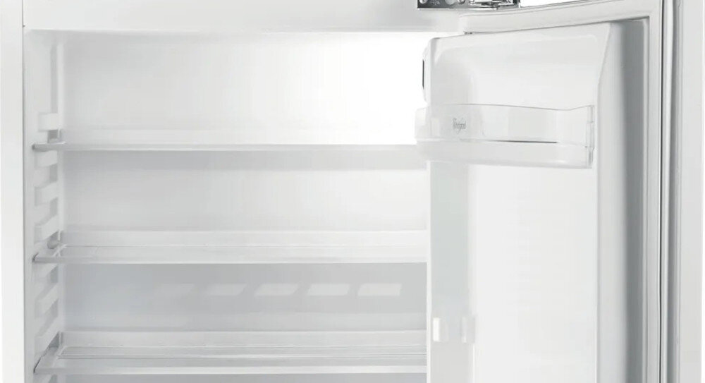 Wnętrze białej lodówki z otwartymi drzwiami, widoczne trzy półki i przezroczysta półka na drzwiach. Na drzwiach znajduje się logo \'whirlpool\'.
