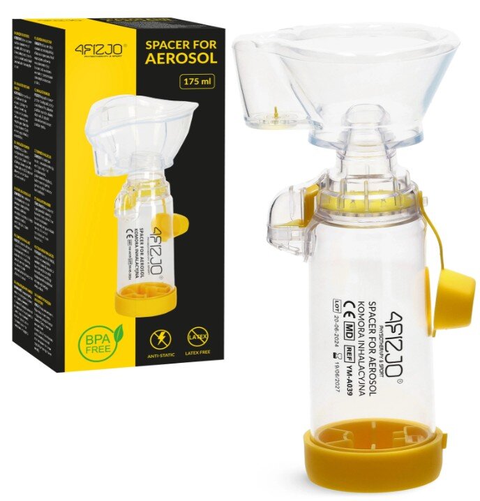 Na obrazie widoczna jest przezroczysta komora do inhalowania z żółtymi elementami oraz jej opakowanie. Na opakowaniu znajduje się napis \'4FIZJO Spacer for Aerosol 175 ml\' oraz ikony \'BPA Free\', \'Anti-Static\', \'Latex Free\'.