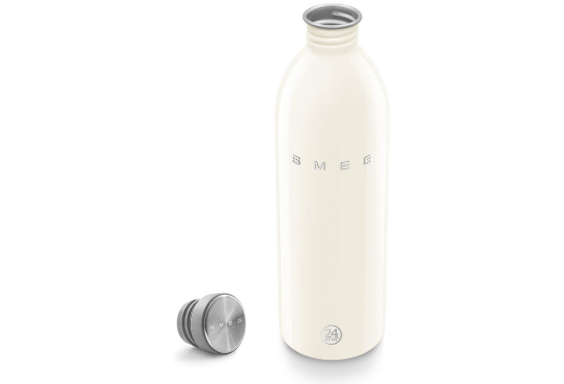 Kremowa stalowa butelka z logo SMEG, obok której leży zakrętka z metalowym wykończeniem. Na dole butelki widnieje symbol \'24 bottles\'.