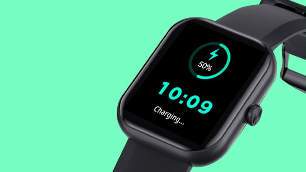 Czarny smartwatch z wyświetlaczem pokazującym czas 10:09, ikonę ładowania z napisem \'50%\', oraz tekst \'Charging...\'.