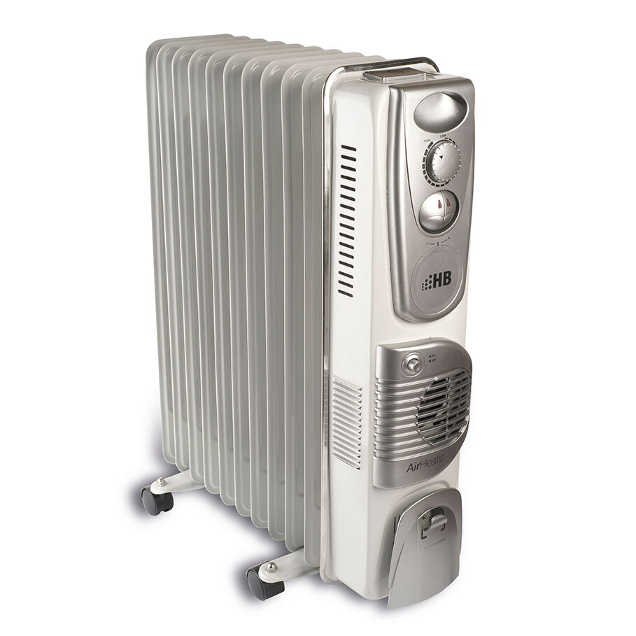 Na zdjęciu znajduje się biały grzejnik olejowy z metalowymi żeberkami i panelem sterowania z pokrętłami. Widoczne jest logo \'HB\' oraz napis \'Air Heater\'.