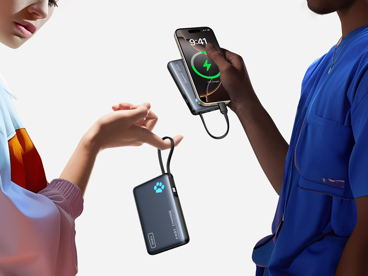 Dwie osoby trzymają powerbank z logo łapy i podłączony do niego smartfon z widoczną ikoną ładowania. Na powerbanku widoczny jest napis \'INIU\' oraz \'FAST CHARGER\'.
