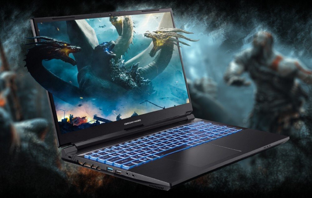 Laptop z podświetlaną klawiaturą wyświetla dynamiczną scenę z gry z potworami i wojownikiem. Na obudowie widoczne jest logo \'DREAM MACHINES\'.