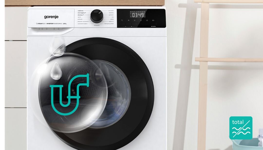 Pralka z widocznym panelem sterowania, na którym znajduje się logo \'gorenje\' oraz wyświetlacz pokazujący \'03:49\'. Na drzwiach pralki widoczny jest symbol kropli wody i rury, a obok znajduje się ikona z napisem \'total\'.