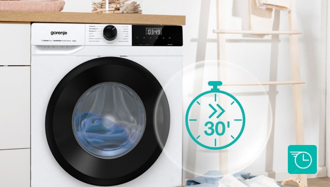Pralka z widocznym logo \'gorenje\' i wyświetlaczem pokazującym \'03:49\'. Obok pralki znajduje się ikona zegara z napisem \'30\'.
