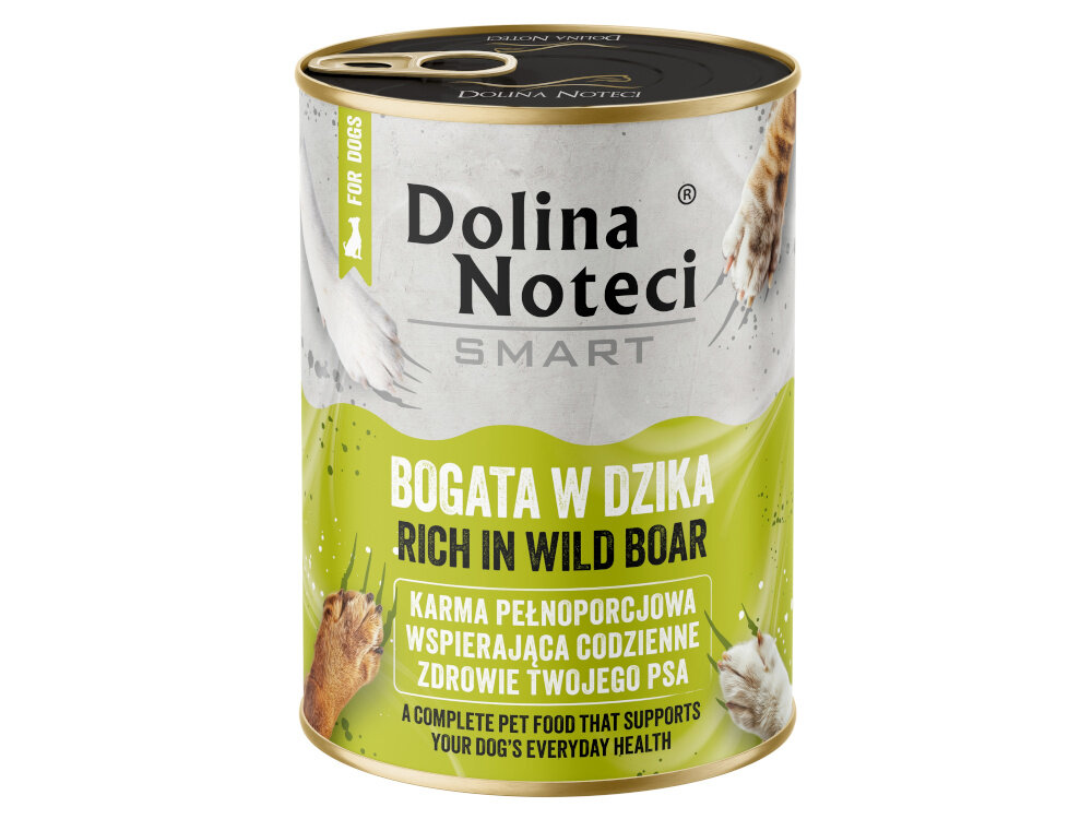W kuchni stoi pies obok pięciu puszek karmy Dolina Noteci Smart o różnych smakach, w tym \'Bogata w dzika\'.