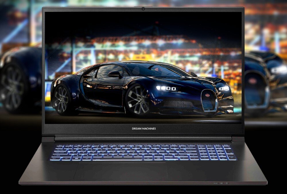 Laptop z logo \'DREAM MACHINES\' na dolnej ramce ekranu, wyświetlający obraz sportowego samochodu na tle nocnego miasta. Klawiatura laptopa jest podświetlona na niebiesko.