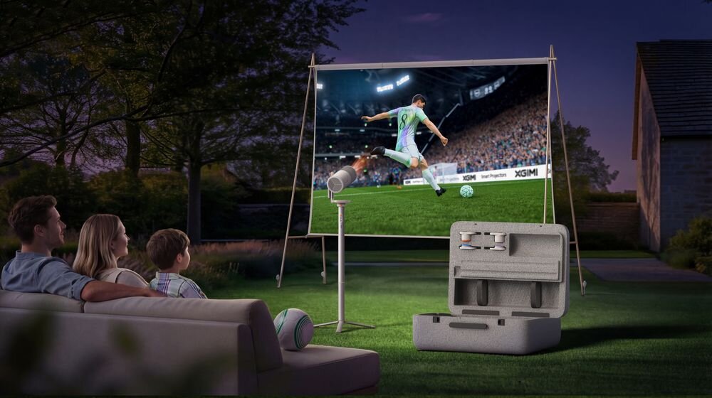Projektor XGIMI MoGo 4 Match Night Collection, mobilne kino, kompaktowa konstrukcja, przenośna rozrywka, projektor na stojaku wyświetlający obraz na ekranie projekcyjnym