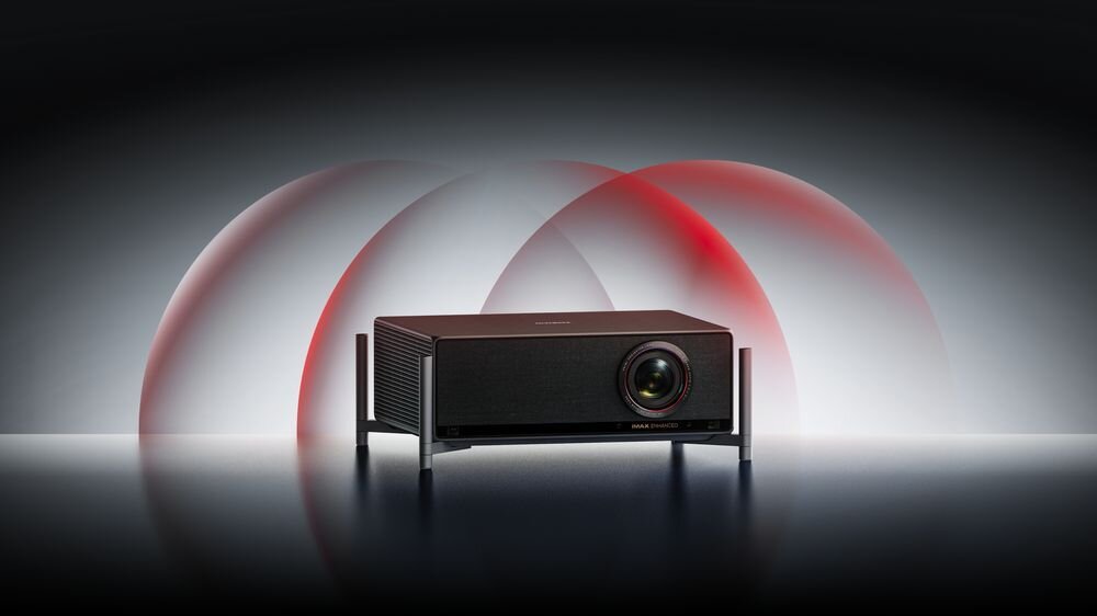Projektor laserowy XGIMI Tytan 4K UHD 5000 ANSI lumenów projektor DLP laserowy, projektor po skosiena oświetlonym tle