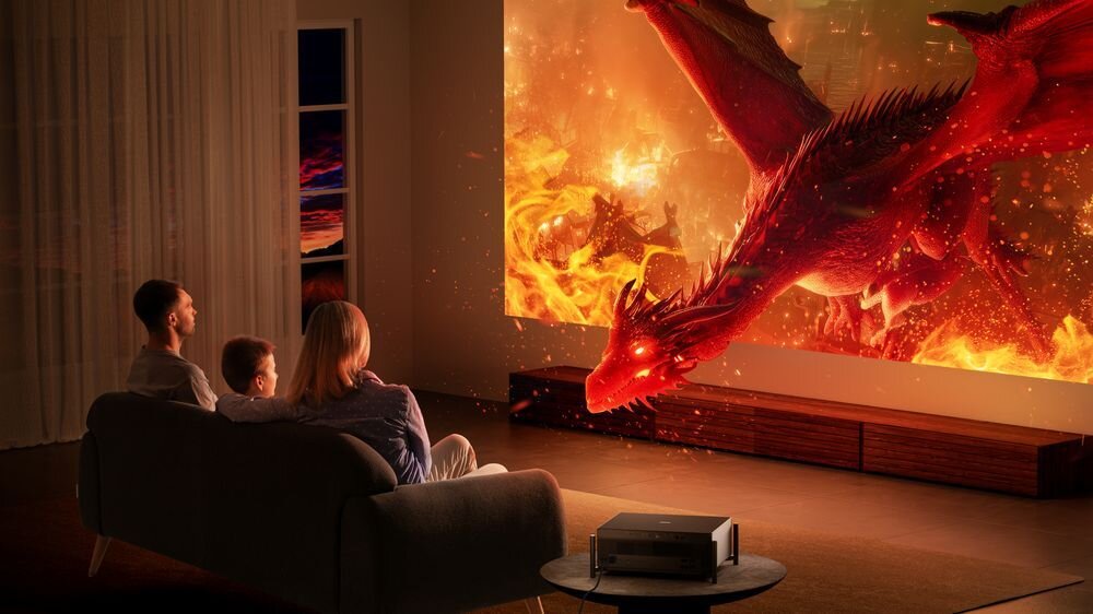 Projektor laserowy XGIMI Tytan 4K UHD 5000 ANSI lumenów wyraźny obraz, projektor stojący na stoliku wyświetlający obraz na ścianie