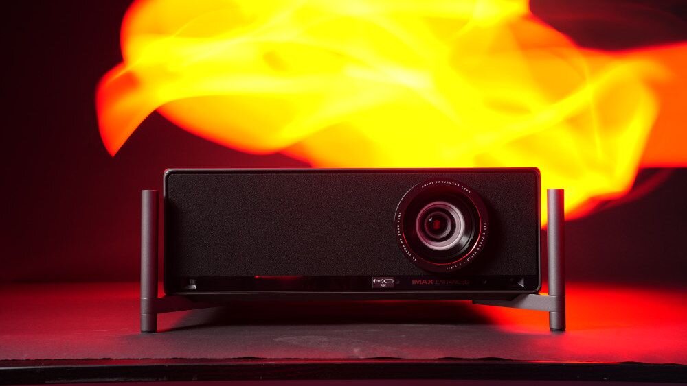 Projektor laserowy XGIMI Tytan procesor AI 4K HDR10+ Dolby Vision IMAX Enhanced, projektor od frontu na tle jasnego światła
