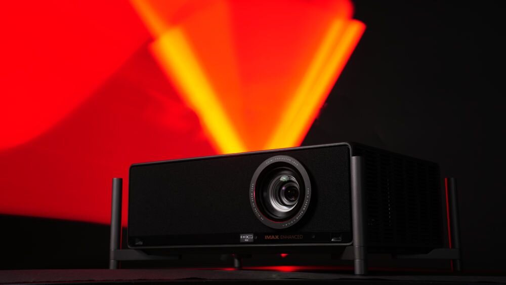 Projektor laserowy XGIMI Tytan projekcja Full HD 3D zoom optyczny 1.2-1.8, projektor po skosie na tle pomarańczowego światła