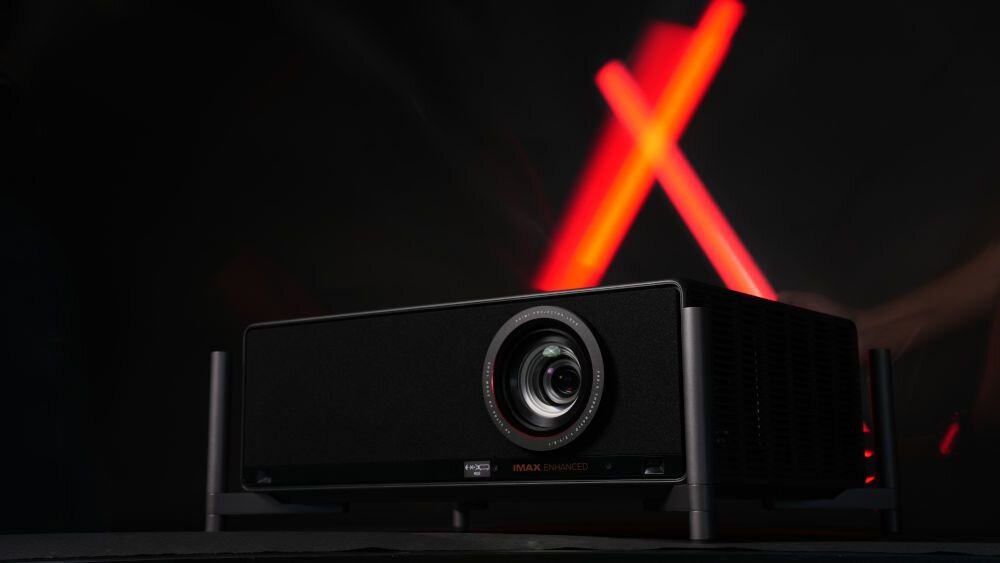 Projektor laserowy XGIMI Tytan HDMI USB Wi-Fi Bluetooth Dolby Audio DTS, projektor po skosie na ciemnym tle