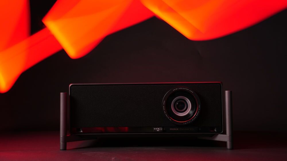 Projektor laserowy XGIMI Tytan 128 GB RAM MediaTek MEMC montaż sufitowy statyw, projektor od frontu na ciemnym tle