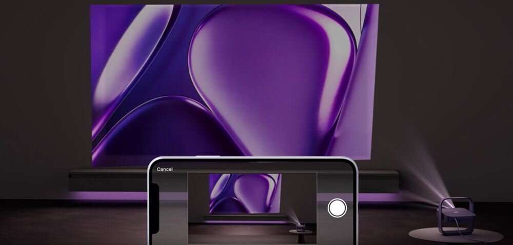 Projektor laserowy XGIMI Elfin Flip Laser, Screen Alignment Assist, automatyczne wyrównanie ekranu, projektor stojący na stoliku, smartfon na pierwszym planie