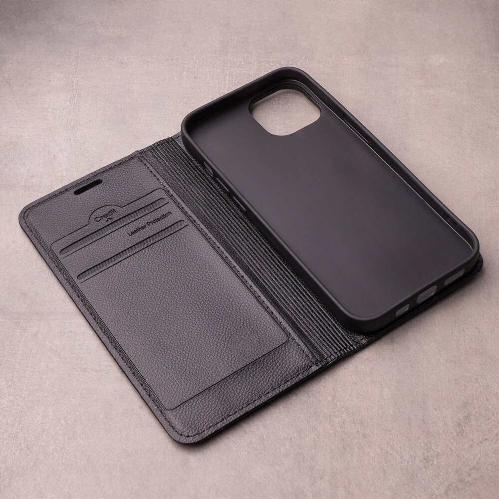 Czarne etui na telefon z klapką, posiadające miejsce na karty oraz wycięcie na aparat. Na wewnętrznej stronie widoczny jest napis \'Crown\' oraz \'Luxury Products\'.
