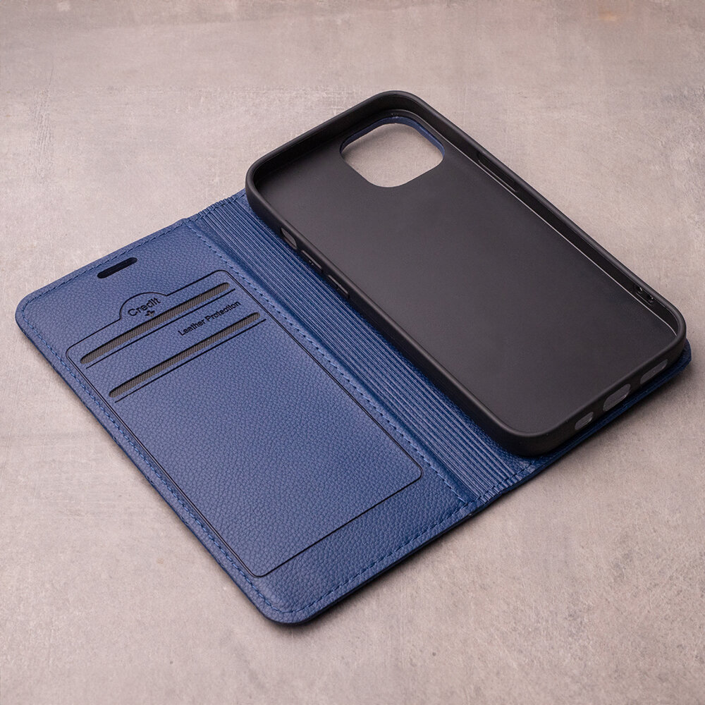 Granatowe etui na telefon z klapką, posiadające wewnętrzne kieszonki na karty oraz miejsce na telefon. Na klapce widoczny jest napis \'Caro Smart Leather Protection\'.