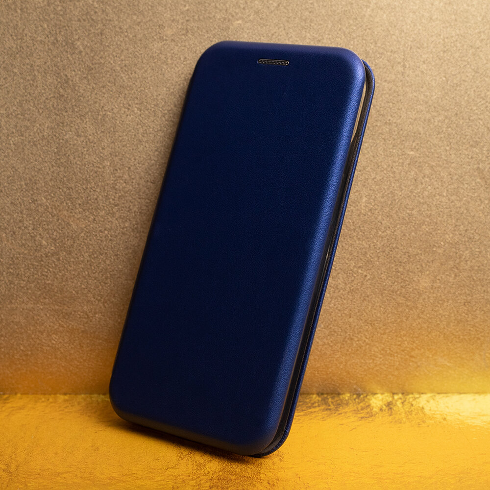 Granatowe etui na telefon z klapką, ustawione na tle w odcieniach złota i żółci. Etui ma gładką powierzchnię i prostokątny kształt.