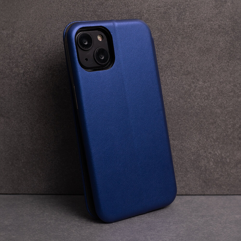 Granatowe etui na telefon z widocznymi wycięciami na aparat, umieszczone na szarej powierzchni.