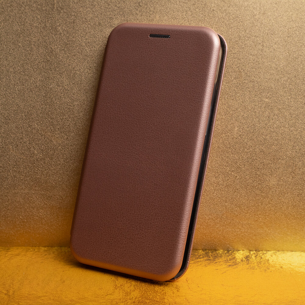 Na obrazie widoczne jest burgundowe etui na telefon, ustawione na tle w odcieniach złota i brązu. Etui ma gładką powierzchnię i zaokrąglone krawędzie.