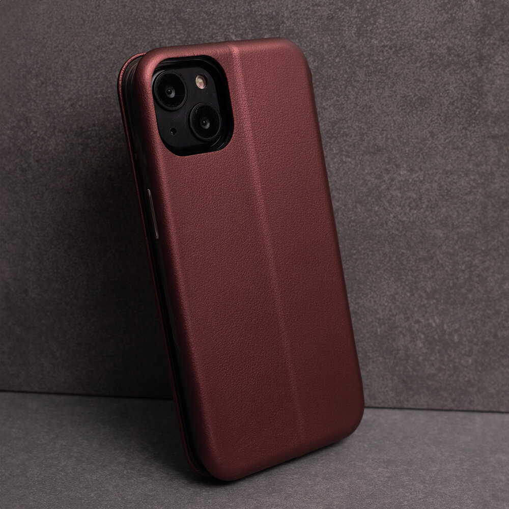 Burgundowe etui na telefon z widocznymi dwoma otworami na aparaty fotograficzne. Etui ma gładką powierzchnię i jest ustawione na tle w kolorze szarym.