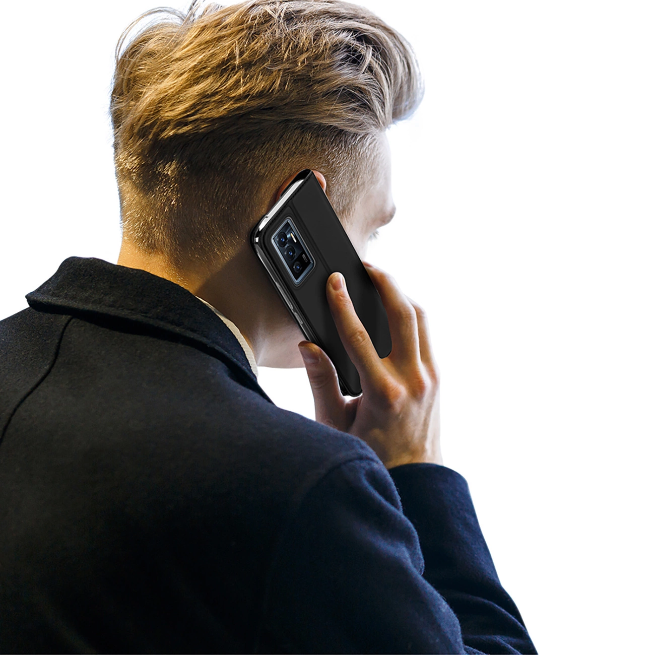 Osoba trzyma przy uchu telefon w czarnym etui z klapką. Tło jest jednolite i jasne.