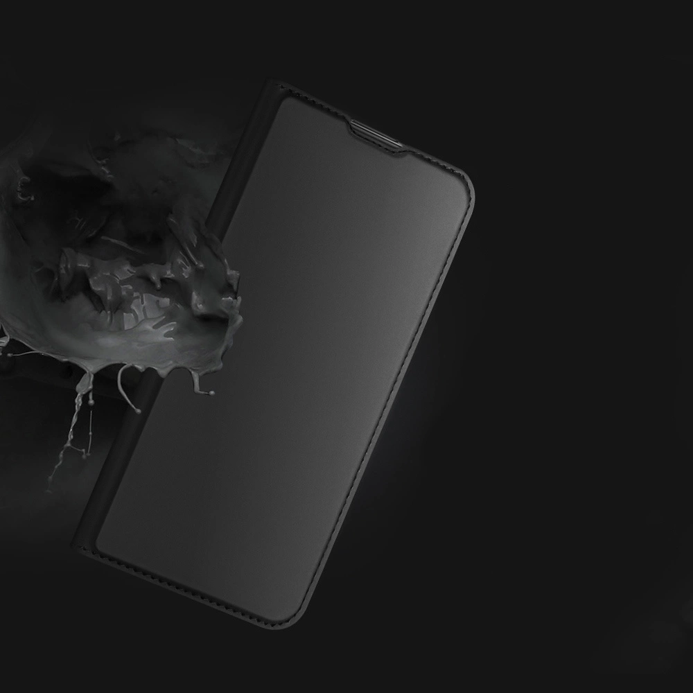Czarny pokrowiec z klapką na telefon, przedstawiony na ciemnym tle z efektem rozpryskującej się cieczy obok. Pokrowiec ma gładką powierzchnię i zaokrąglone krawędzie.
