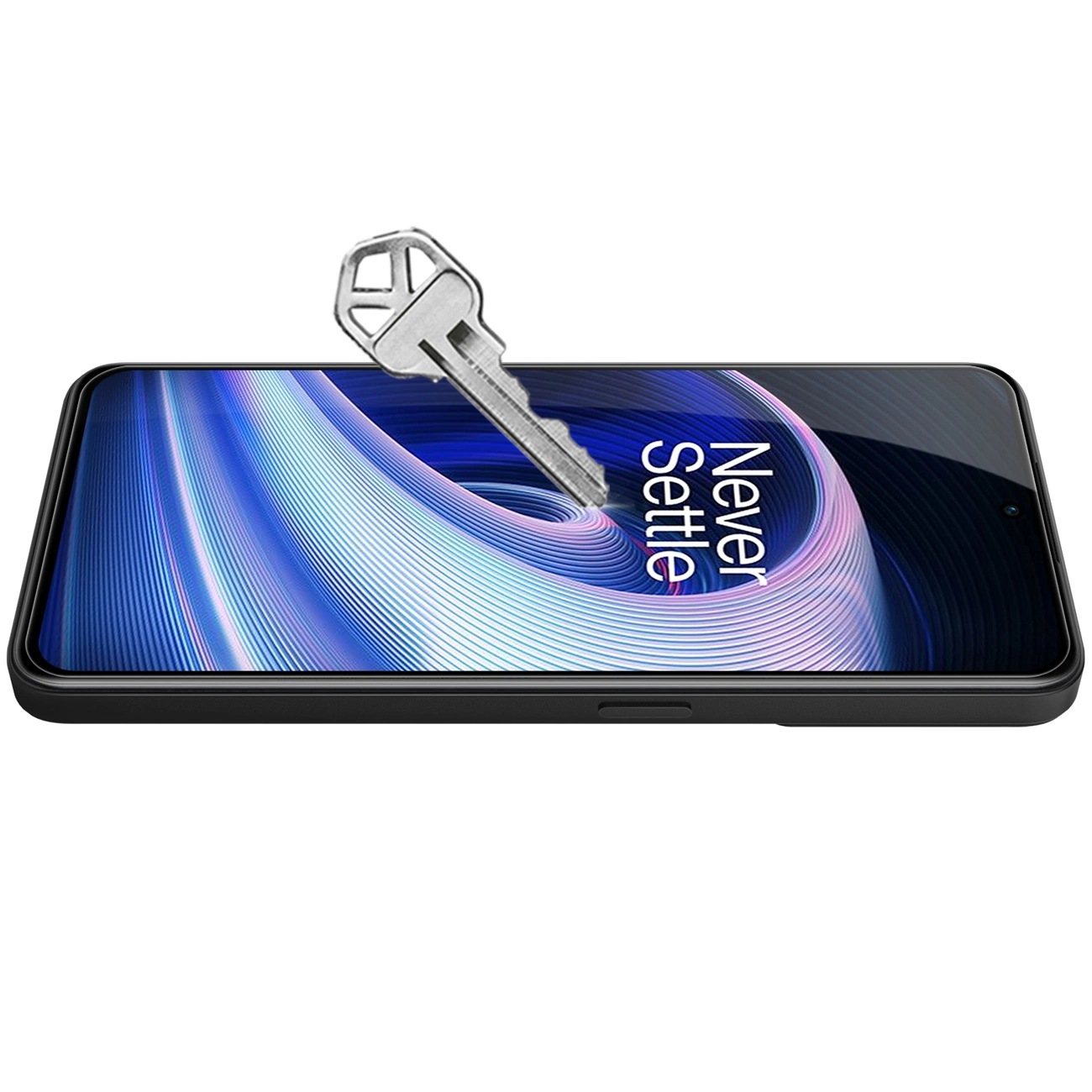 Na obrazie widoczny jest smartfon z wyświetlaczem, na którym znajduje się tekst \'Never Settle\'. Na ekranie leży klucz, co sugeruje odporność szkła na zarysowania.