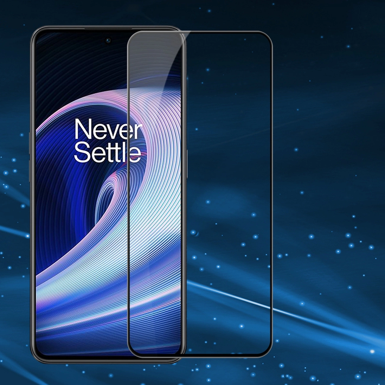 Na obrazie widoczny jest telefon z wyświetlaczem, na którym znajduje się napis \'Never Settle\'. Przed ekranem umieszczone jest przezroczyste szkło hartowane, a tło jest ciemnoniebieskie z jasnymi, abstrakcyjnymi wzorami.