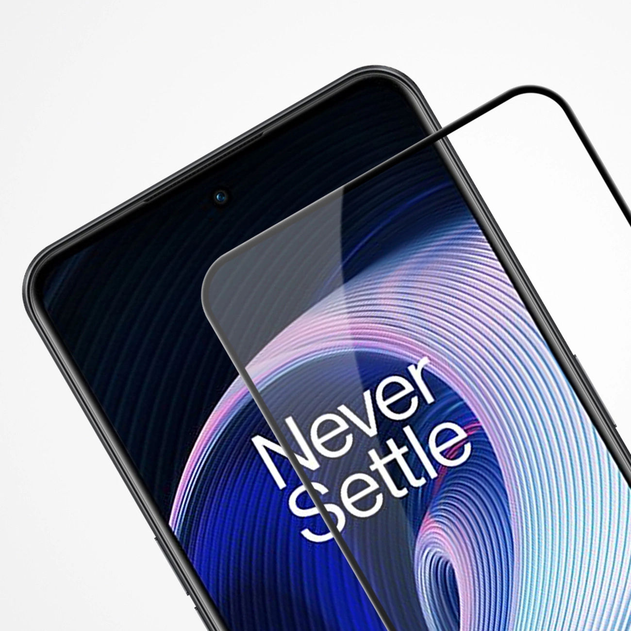 Obraz przedstawia telefon z nałożonym szkłem hartowanym, na ekranie widoczny jest napis \'Never Settle\'. Szkło ma czarną ramkę i jest ultracienkie.