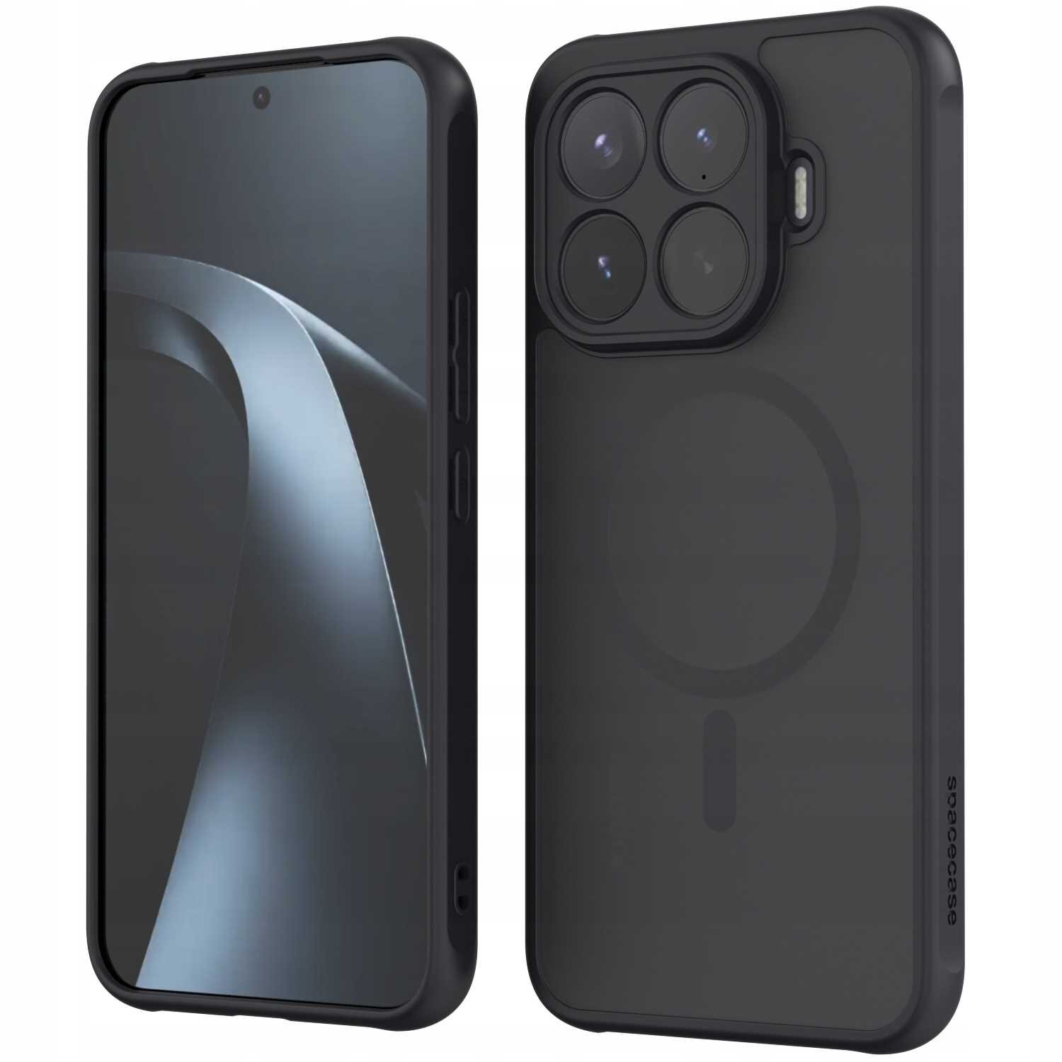 Obraz przedstawia czarne etui na telefon z widocznym logo \'spacecase\' na boku. Etui ma okrągły wzór na tylnej części, sugerujący kompatybilność z MagSafe, oraz wycięcie na aparat z czterema obiektywami.