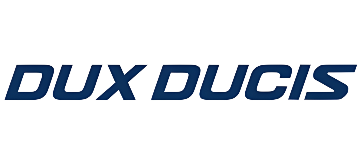 Logo z napisem \'DUX DUCIS\' w ciemnoniebieskim kolorze na białym tle.