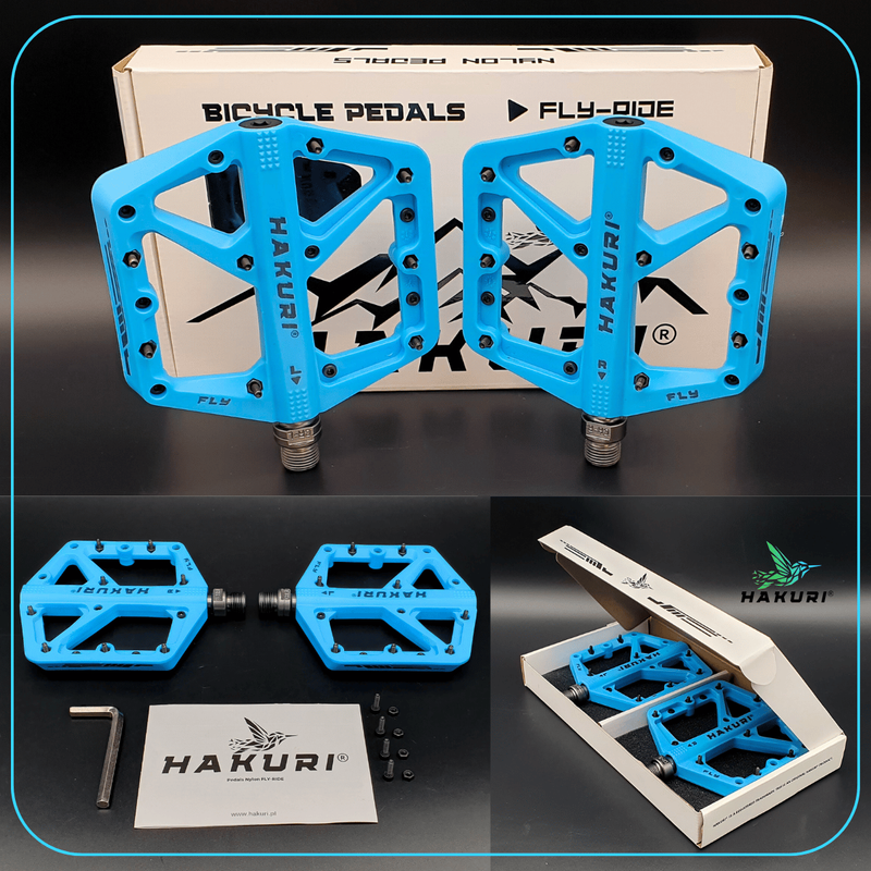 Na obrazie widoczne są niebieskie pedały rowerowe z napisem \'HAKURI\', umieszczone przed pudełkiem z napisem \'BICYCLE PEDALS FLY-01DE\'. Obok pedałów znajduje się klucz imbusowy, śruby oraz instrukcja z logo \'HAKURI\'.