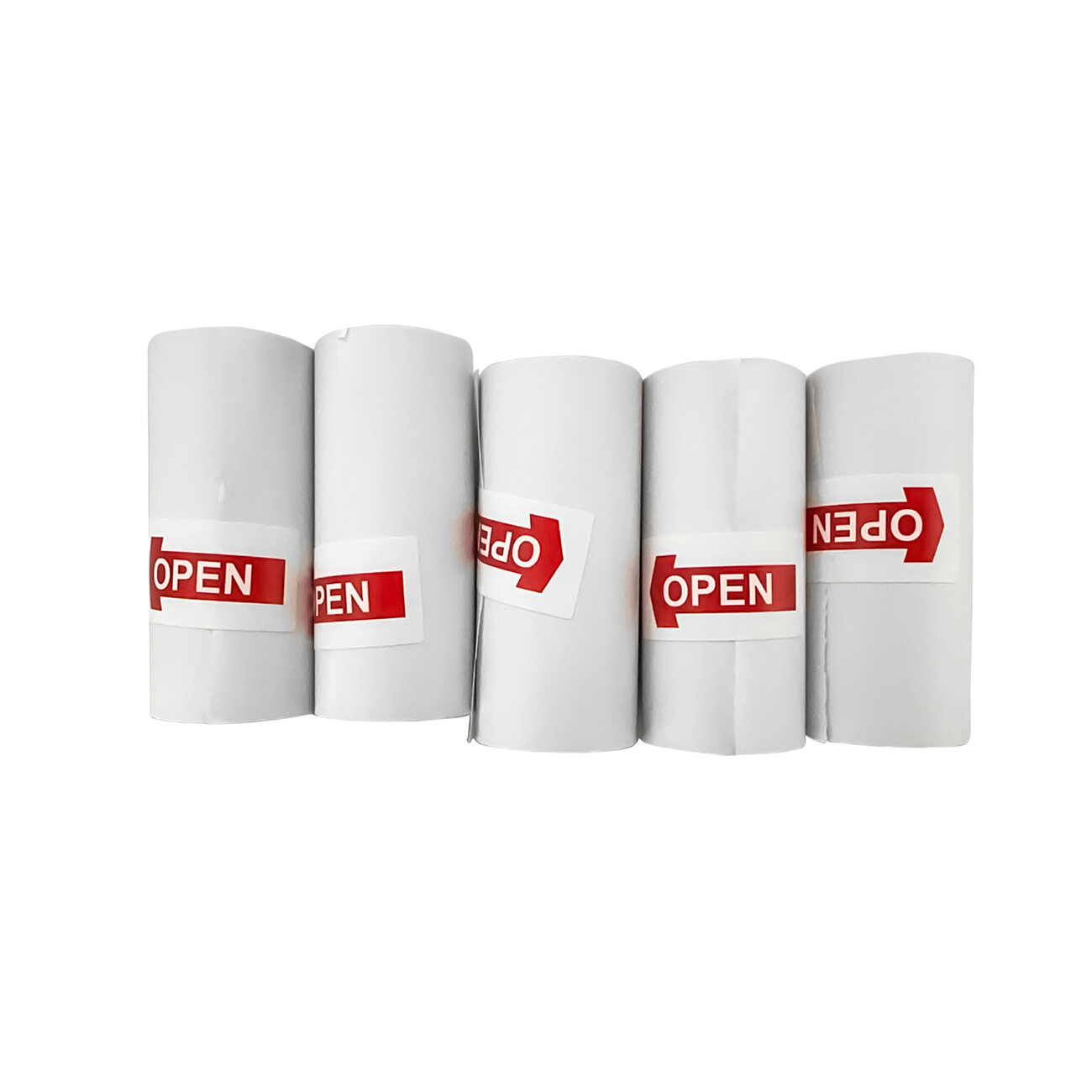 Pięć białych rolek papieru z czerwonymi etykietami z napisem \'OPEN\'.