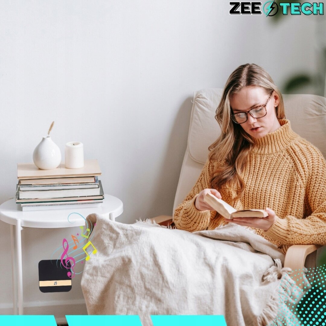 Osoba siedzi na fotelu, czytając książkę, obok znajduje się stolik z książkami i wazonem. W rogu widoczne jest logo ZEE TECH oraz symbol muzyczny na czarnym tle.
