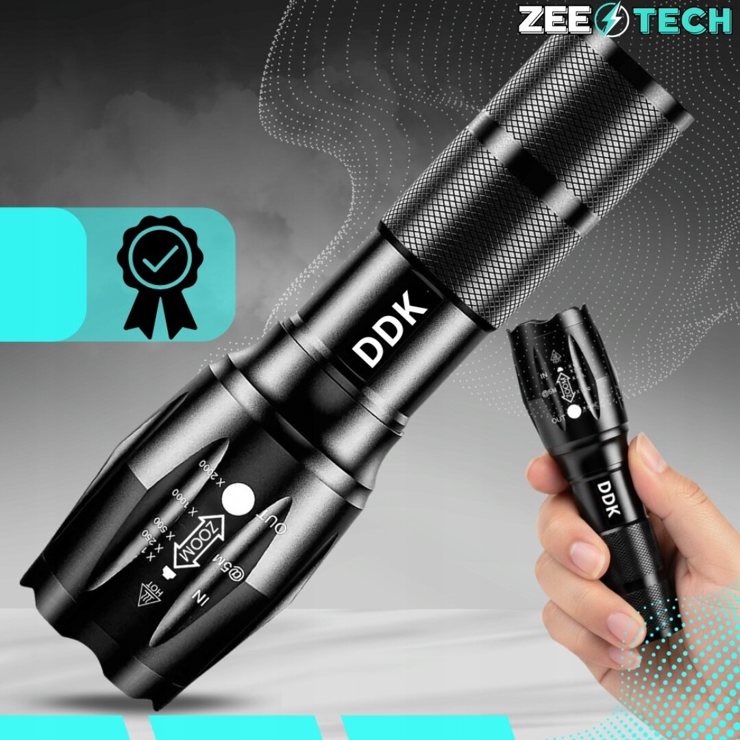 Na obrazie widoczna jest czarna latarka z napisem \'DDK\' oraz logo \'ZEE TECH\' w rogu. Latarka jest trzymana w dłoni, a w tle znajduje się symbol w kształcie odznaki z haczykiem.